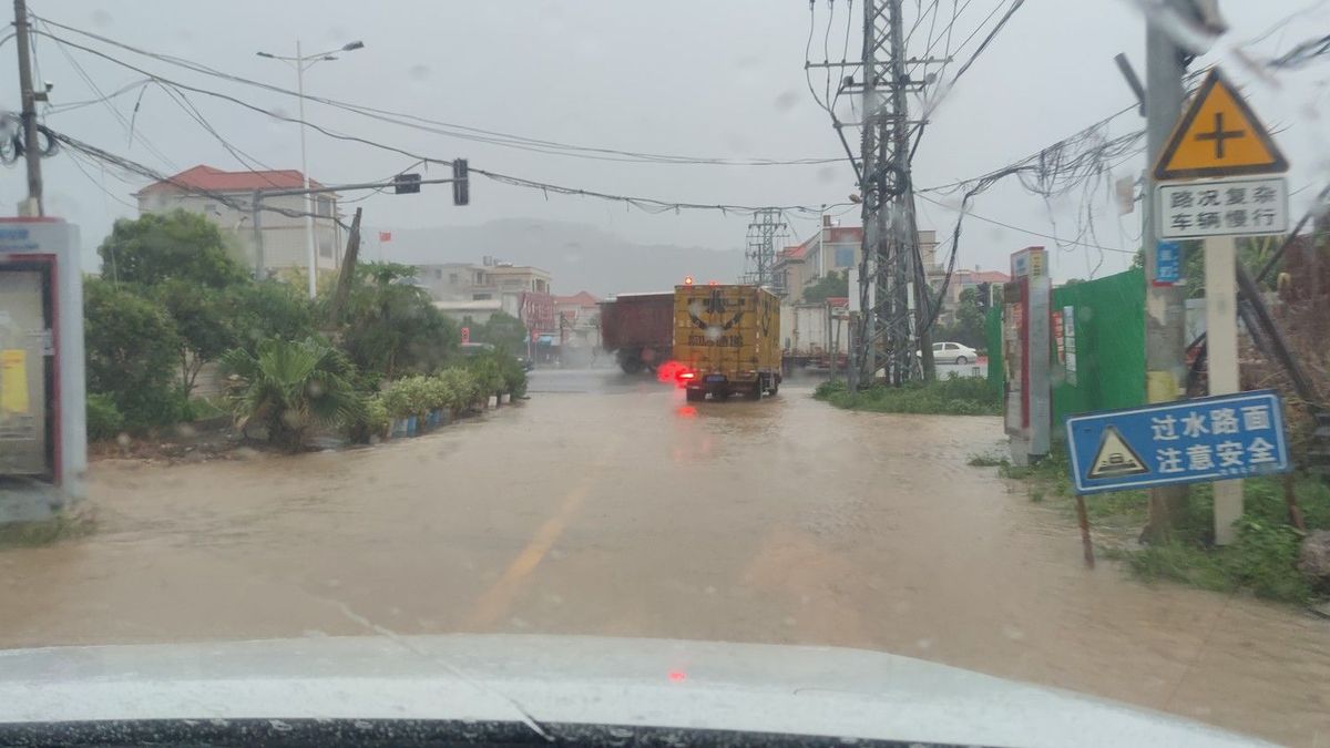 Bouře Haikui dorazila na pobřeží Číny, úřady evakuovaly přes 114 tisíc lidí
